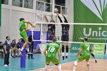 Un momento del partido entre el Unicaja Almera y el Voley Palma.