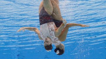 Alisa Ozhogina e Iris Tio Casas, durante su ejercicio de natación artística.
