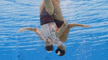 Alisa Ozhogina e Iris Tio Casas, durante su ejercicio de nataci&oacute;n art&iacute;stica.