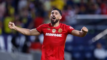 CARSON, CALIFORNIA - JULY 20: Bruno M�ndez #4 of Toluca celebrates teammate Paulinho's goal against Am�rica during the second half of Campeon de Campeones 2024-25 championship match at Dignity Health Sports Park on July 20, 2025 in Carson, California. Kevork Djansezian/Getty Images/AFP (Photo by KEVORK DJANSEZIAN / GETTY IMAGES NORTH AMERICA / Getty Images via AFP)
