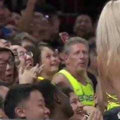 El vídeo de la polémica: un comentarista se queda 'mudo' al ver a una fan brasileña