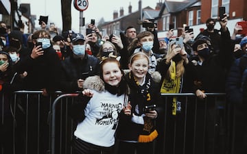 Debido a la nueva cepa del Coronavirus en Reino Unido su Primer ministro, Boris Johnson, decretó nivel 4 de alerta. Esto implica que los habitantes de los territorios afectados "deben permanecer en casa". Pero los habitantes de Crosby, un área suburbana en Sefton, Merseyside, y seguidores del Marine F.C. se saltaron dicho confinamiento para recibir al conjunto dirigido por Mourinho antes del encuentro de la FA Cup. Los Spurs vencieron 0-5 gracias a los goles de Carlos Vinícius (3), Lucas Moura y Devine. 