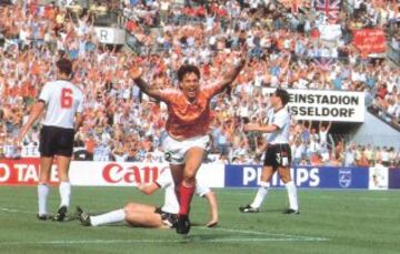 El Recuerdo de Su Fantastica Euro '88
Un 'hat-trick' ante Inglaterra, el tanto de la victoria ante Alemania Federal en las semifinales y un espectacular gol de volea en la final ante la Unión Soviética hicieron al delantero entrar en el olimpo del fútbol en 1988.
El 'hat-trick' ante Inglaterra.. fue un gran recuerdo, y un partido muy importante para Holanda y para su carrera profesional.

HISTORIA DE LA EUROCOPA TOMO3 ALEMANIA 1988 RFA 1988 PAGINAS 21 22 15/06/88 PARTIDO  INGLATERRA - HOLANDA GOL 1-3 VAN BASTEN ALEGRIA