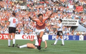 El Recuerdo de Su Fantastica Euro '88
Un 'hat-trick' ante Inglaterra, el tanto de la victoria ante Alemania Federal en las semifinales y un espectacular gol de volea en la final ante la Unión Soviética hicieron al delantero entrar en el olimpo del fútbol en 1988.
El 'hat-trick' ante Inglaterra.. fue un gran recuerdo, y un partido muy importante para Holanda y para su carrera profesional.

HISTORIA DE LA EUROCOPA TOMO3 ALEMANIA 1988 RFA 1988 PAGINAS 21 22 15/06/88 PARTIDO  INGLATERRA - HOLANDA GOL 1-3 VAN BASTEN ALEGRIA