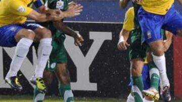 <b>PELIGRO. </b>Bruno Uvini trata de rematar en el duelo ante Arabia.