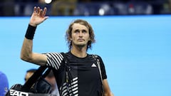 El tenista alemán Alexander Zverev abandona la Pista Arthur Ashe tras su derrota ante Carlos Alcaraz en los cuartos de final del US Open 2023.