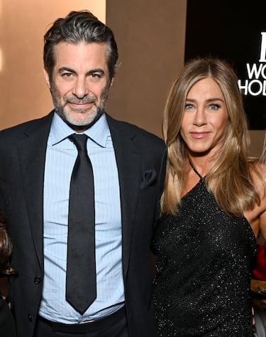 Jim Curtis y Jennifer Aniston son una pareja oficial en el mundo de las celebridades.

Jennifer Aniston, la conocida actriz de Friends y The Morning Show, hizo pública su relación con Jim Curtis a principios de noviembre de 2025 a través de una publicación en Instagram para felicitarle por su cumpleaños.