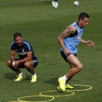 Giménez se entrena a tope mientras Simeone ve cómo realiza los ejercicios en la Ciudad Deportiva de Majadahonda.