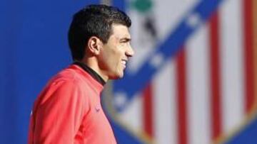 <b>UN PIE FUERA. </b>Reyes, en un entrenamiento con el Atlético.