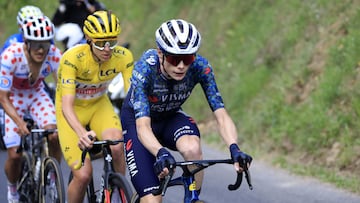Col De La Couillole (France), 20/07/2024.- Polka dot jersey Ecuadorian rider Richard Carapaz (L) of EF Education - EasyPost, yellow jersey Slovenian rider Tadej Pogacar (C) of UAE Team Emirates and Danish rider Jonas Vingegaard of Team Visma Lease a Bike in action during the ascent on Col de la Couillole at the 20th stage of the 2024 Tour de France cycling race over 132km from Nice to Col de la Couillole, France, 20 July 2024. (Ciclismo, Francia, Eslovenia, Niza) EFE/EPA/GUILLAUME HORCAJUELO