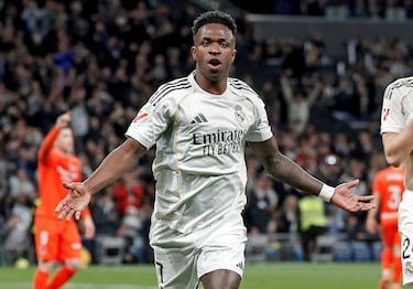 2-1. Vinicius celebra el tanto que marca desde los once metros.