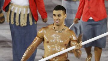 El taekwondista Pita Taufatofua, abanderado de Tonga, se convirti&oacute; en uno de los grandes protagonistas de la inauguraci&oacute;n de los Juegos Ol&iacute;mpicos de R&iacute;o al salir con el torso desnudo embadurnado en aceite.