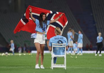 El delantero noruego del Manchester City celebró la victoria en la final de la Champions League 2023 sobre el césped del Estadio Olímpico Atatürk junto a su pareja sentimental Isabel Haugseng.