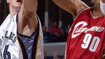 <B>LUCHADOR</B>. Gasol lucha por el rebote con Drew Gooden.