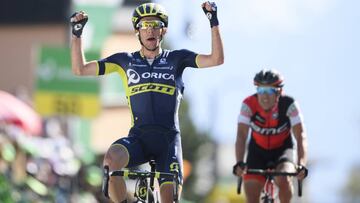 Simon Yates celebra su victoria en la cuarta etapa del Tour de Romand&iacute;a 2017 en Leysin por delante de Richie Porte, que se acabar&iacute;a llevando la general final.