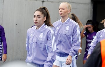 Olga Carmona y Svava saltan al terreno de juego en un partido del Real Madrid.