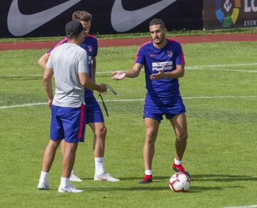 Simeone mantuvo una larga charla con Saúl y Koke.