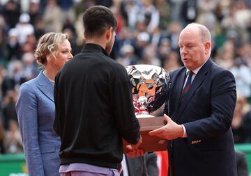 Charlen, Princesa de Mónaco, el Príncipe Alberto II de Mónaco entregan el trofeo de ganador del Masters de Montecarlo al tenista español, Carlos Alcaraz.