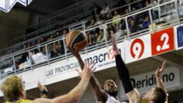 <b>TAPADO. </b>Hasbrouck, ayer, ante Caner-Medley y Daniel Clark.