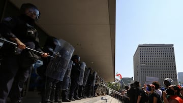Tropas de la Guardia Nacional de California se encuentran afuera del edificio federal Edward R. Roybal, en Los Ángeles.
