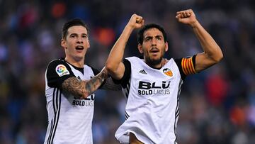 BARCELONA, SPAIN - NOVEMBER 19: Santi Mina (L) and Dani Parejo of Valencia CF celebrate after Geoffrey Kondogbia of Valencia CF scored the opening goal past Pablo Piatti and Javi Fuego of RCD Espanyol during the La Liga match between Espanyol and Valencia at Cornella - El Prat stadium on November 19, 2017 in Barcelona, Spain. (Photo by David Ramos/Getty Images)