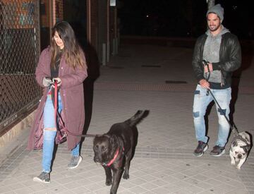 Sara Sálamo e Isco pasean con sus perros.