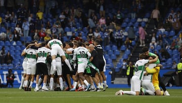 El Elche ganó 0-4 al Deportivo de la Coruña y certifica así su vuelta a Primera División. Jugadores y cuerpo técnico celebran el ascenso.