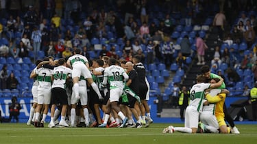 El Elche ganó 0-4 al Deportivo de la Coruña y certifica así su vuelta a Primera División. Jugadores y cuerpo técnico celebran el ascenso.