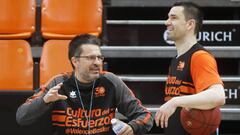 Pedro Mart&iacute;nez conversa con el capit&aacute;n del Valencia Basket, Rafa Mart&iacute;nez.