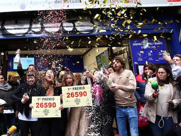 Un grupo de personas celebrando que en Do&ntilde;a Manolita se ha vendido el n&uacute;mero 26.590, agraciado con el Gordo de Navidad.