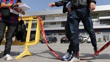 <b>SIN CONCENTRACIÓN. </b>Piqué salió ayer relajado del entrenamiento y firmó algunos autógrafos.