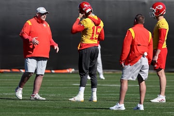 Reid (left) talks to Chiefs quarterback Patrick Mahomes (second left) during a pre-Super Bowl practice session.