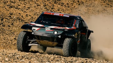 Nasser Al-Attiyah y Edouard Boulanger, pilotos del Dacia Sandriders, en acción durante la etapa prólogo del Rally Dakar 2025.