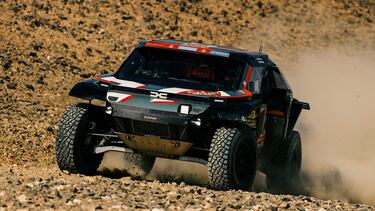 Nasser Al-Attiyah y Edouard Boulanger, pilotos del Dacia Sandriders, en acción durante la etapa prólogo del Rally Dakar 2025.