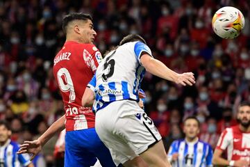 Luis Suárez acercó a los atléticos al anotar el 1-2.