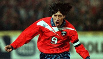 Iván Zamorano (Chile): 17 goles, en 24 partidos, con un promedio de 0,71.