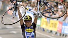 Filippo Simeoni entra en la meta de la Vuelta con la bicicleta en alto.