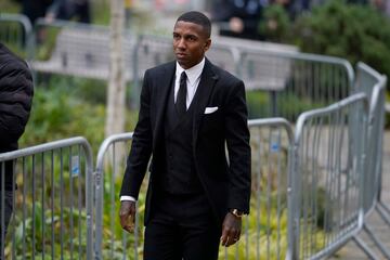 El exjugador del Manchester United, Ashley Young, llega al funeral.
