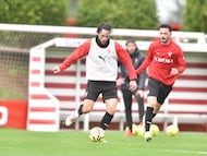 07-02-26. ÁLEX CORREDERA Y JESÚS BERNAL, EN EL ENTRENAMIENTO DEL SPORTING EN MAREO.