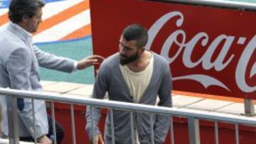 El director deportivo del Atlético de Madrid, José Luis Pérez Caminero y el centrocampista turco Arda Turan.