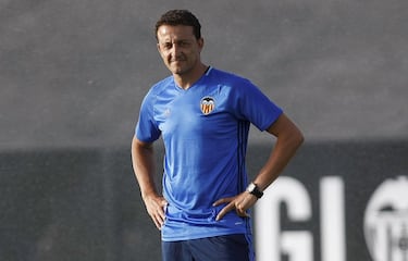 Fue el portero titular de la final. Vicente del Bosque había decidido sustituir a Iker Casillas por el meta cacereño (nació en Coria en septiembre de 1971). Militaría en el conjunto blanco hasta 2005, año en el que se fue al Zaragoza. En el conjunto maño estuvo tres campañas (124 partidos jugados). Saltó al fútbol inglés, y jugó en el Tottenham antes de regresar a la Liga española: Valencia y Villarreal fueron sus últimos equipos. Con el conjunto villarrealense se convirtió en el primer portero en jugar con más de 40 años. Se sacó la licencia de entrenador, formando parte del cuerpo técnico del Valencia con Pako Ayestarán en 2016. Desde enero de 2020 es el Director de Fútbol del conjunto valencianista.