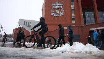 La entrada de Anfield repleta de nieve durante el acceso de los aficionados 