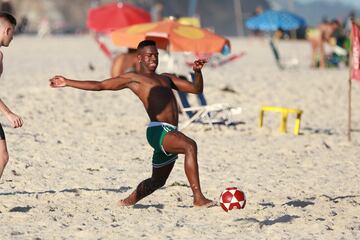 Vinicius disfruta de sus vacaciones en las playas de Río