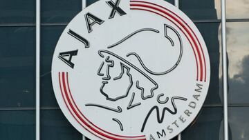 El cuadro de Amsterdam venció 2-0 a su rival y sigue en el primer puesto de la Eredivisie, el mexicano se quedó en la banca.