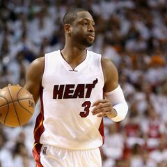 Who made the Dwyane Wade statue unveiled in front of the Miami Heat arena?