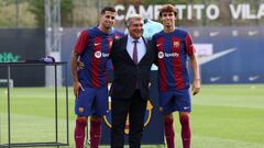 Joao Félix y Cancelo posan junto al presidente del Fútbol Club Barcelona el día de su presentación.