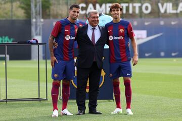 Joao Félix y Cancelo posan junto al presidente del Fútbol Club Barcelona el día de su presentación.