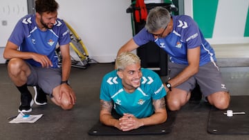 Bartra, durante el reconocimiento médico del Betis.