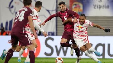 Leipzig's French midfielder Christopher Nkunku (R) and Real Sociedad's Spanish midfielder Mikel Merino vie for the ball during the UEFA Europa League play-off football match RB Leipzig v Real Sociedad in Leipzig on February 17, 2022. (Photo by R