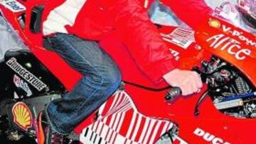 Ecclestone, de rojo y en moto.